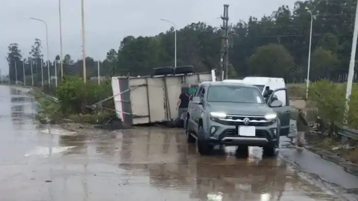 Volcó un acoplado y cuatro toros quedaron sueltos en la Ruta 14