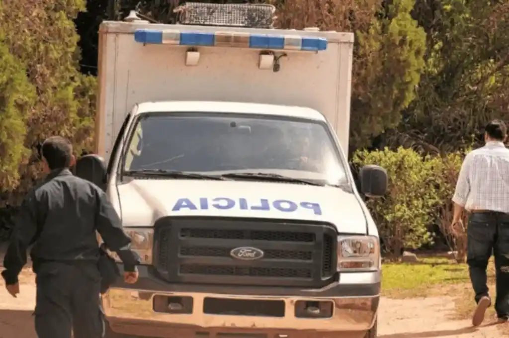 Por orden del fiscal la policía realiza pericias en el lugar.