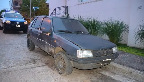 Lo atraparon cuando pateaba la puerta de un auto estacionado 