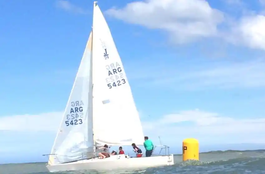 La regata para Libertad, el campeonato para un barco escuela