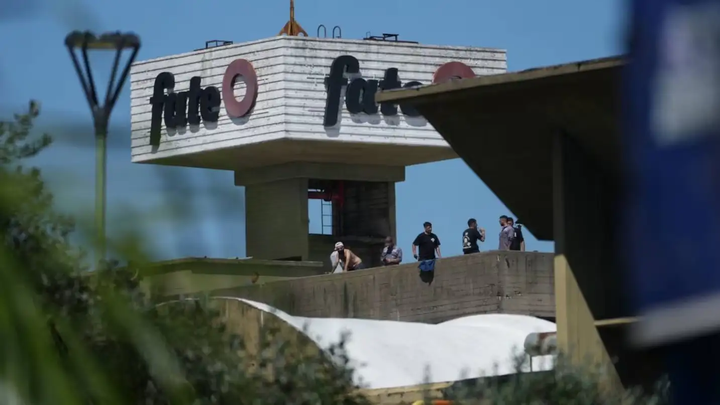 Trabajadores protestan después de que el fabricante de neumáticos Fate anunciara que cerraría las operaciones en el techo de su fábrica
