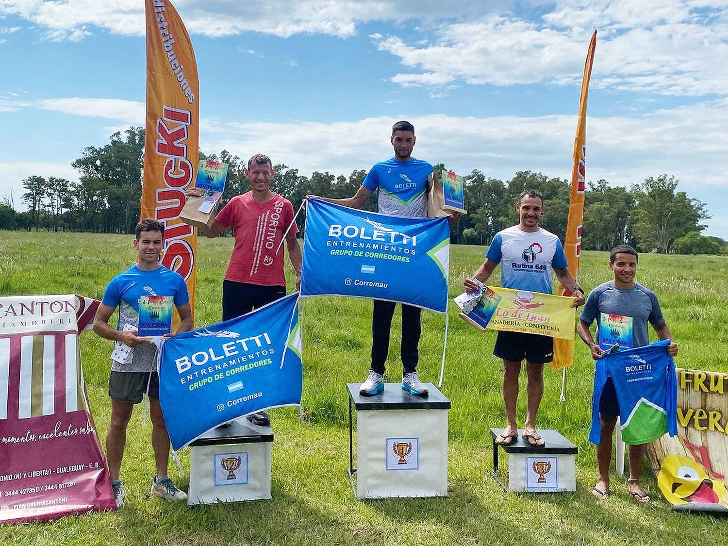 Los locales Denis Villagra y Sergio Meoniz (1º y 2º) junto al uruguayense Jorge Raúl Pérez Romero (3º). Podio de los 15k.