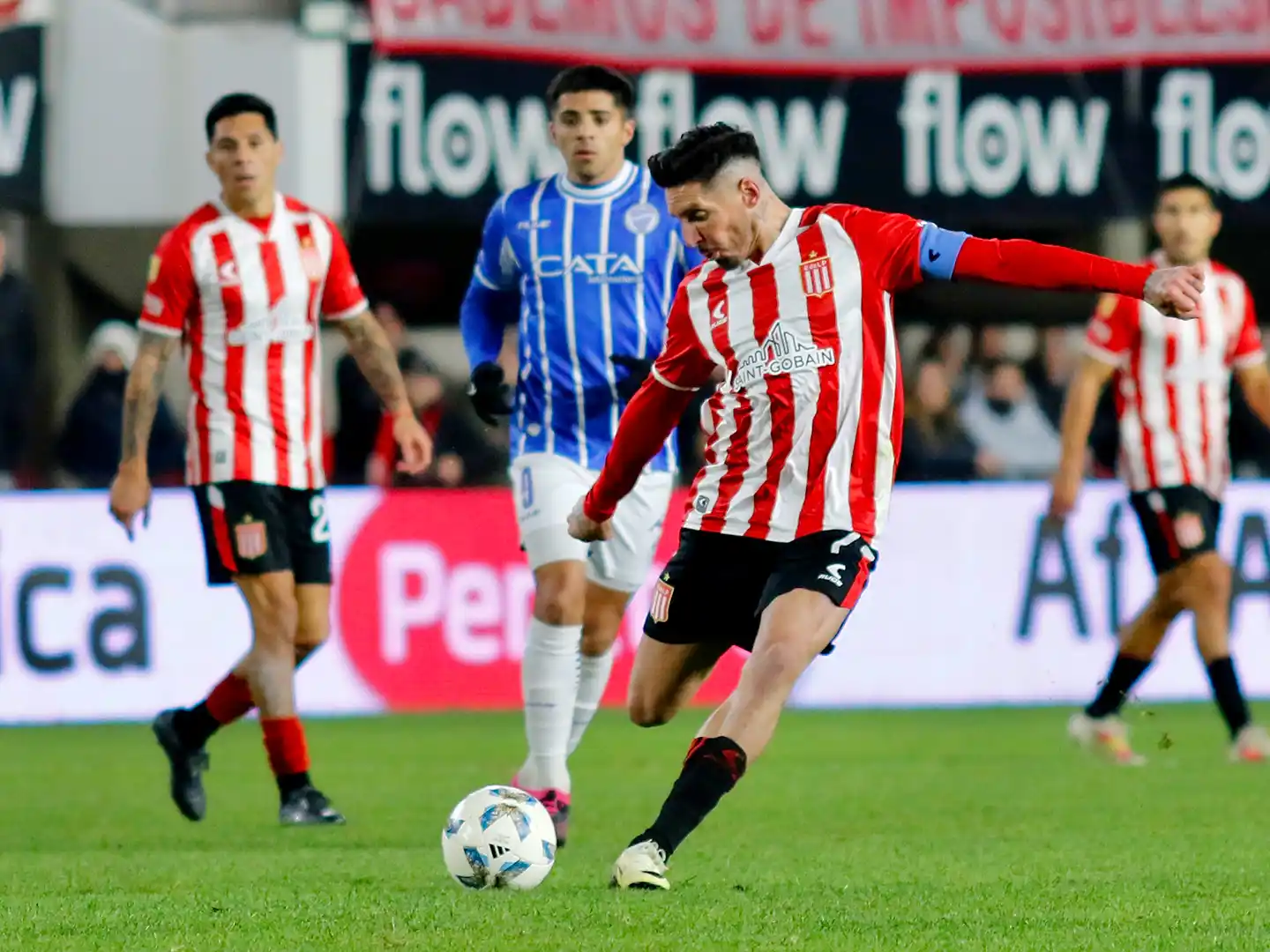 Estudiantes rescató un empate en el final