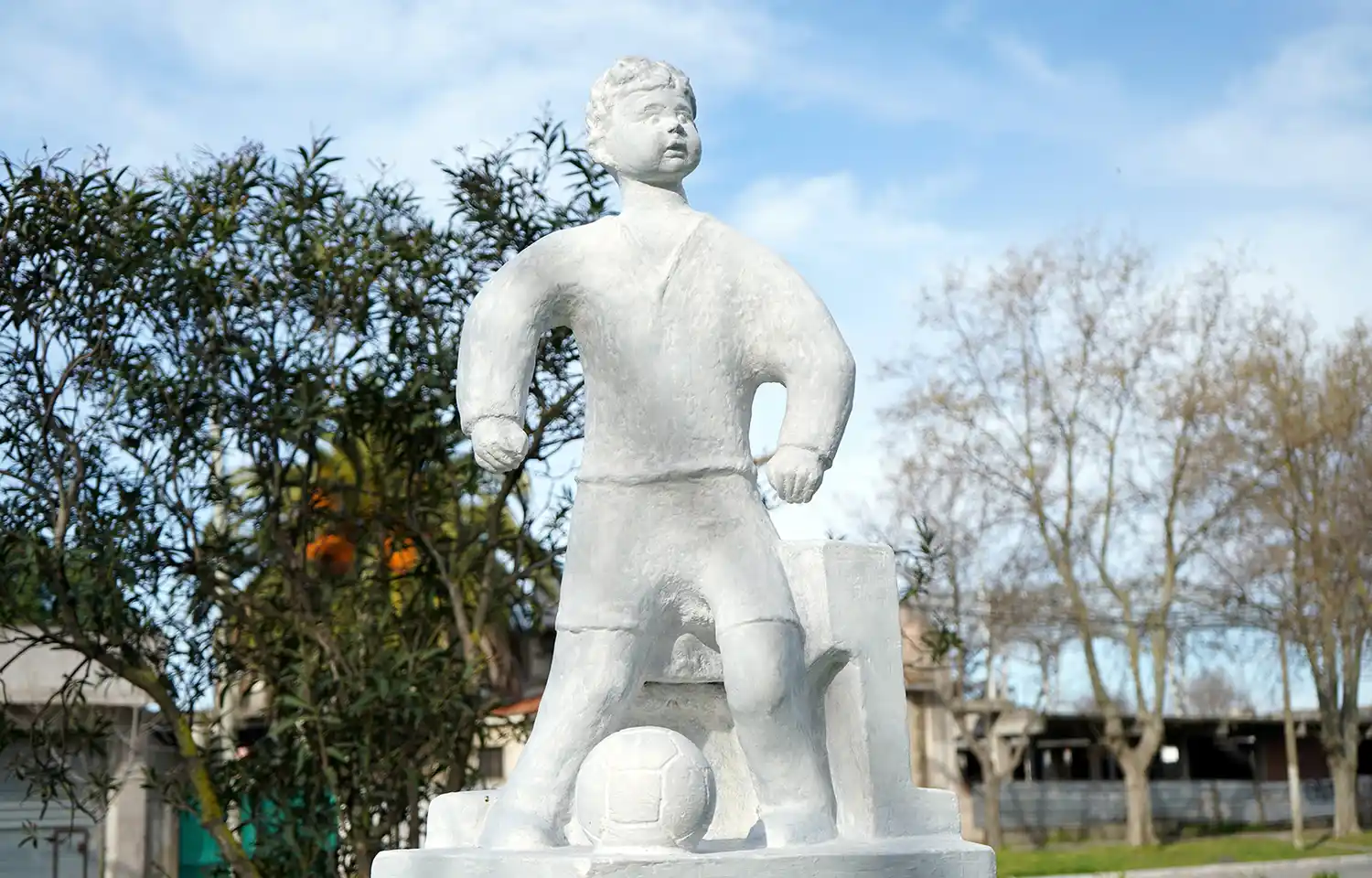 En Quequén. Se restauró el monumento al niño en la plaza Hipólito Yrigoyen