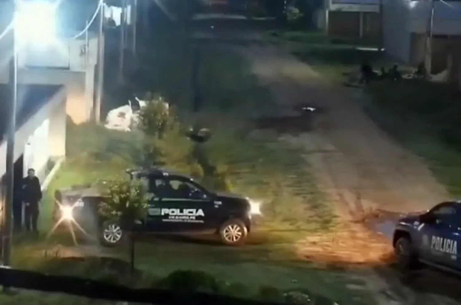 El momento en que los policías ingresan la mercadería robada a la vivienda. Foto: Captura de video