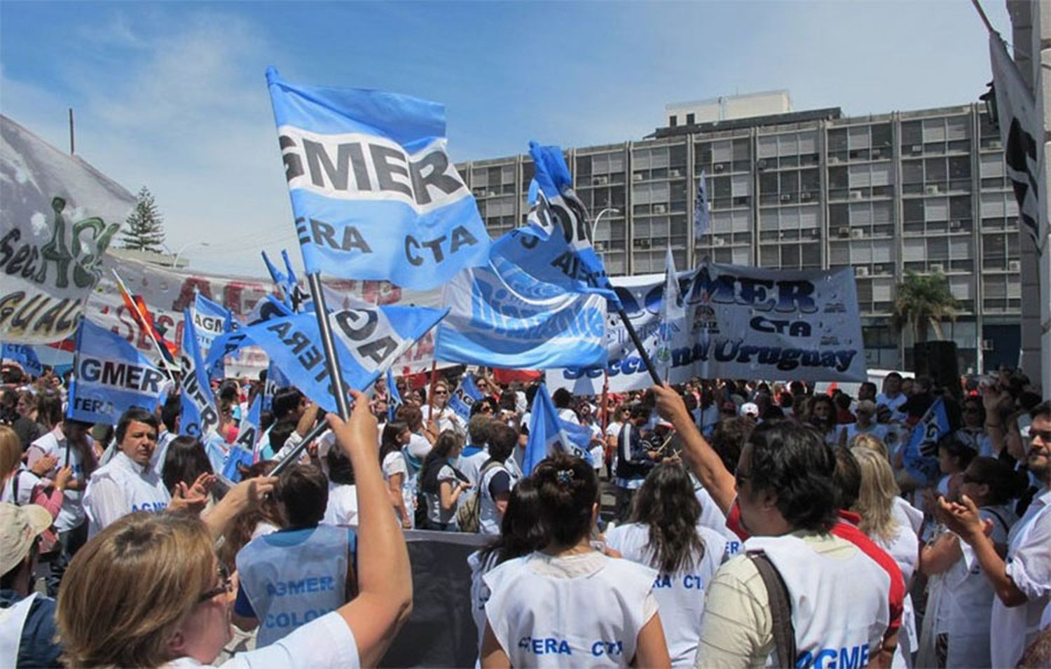 Todos los gremios docentes rechazaron el aumento por decreto y van al paro el miércoles y el jueves