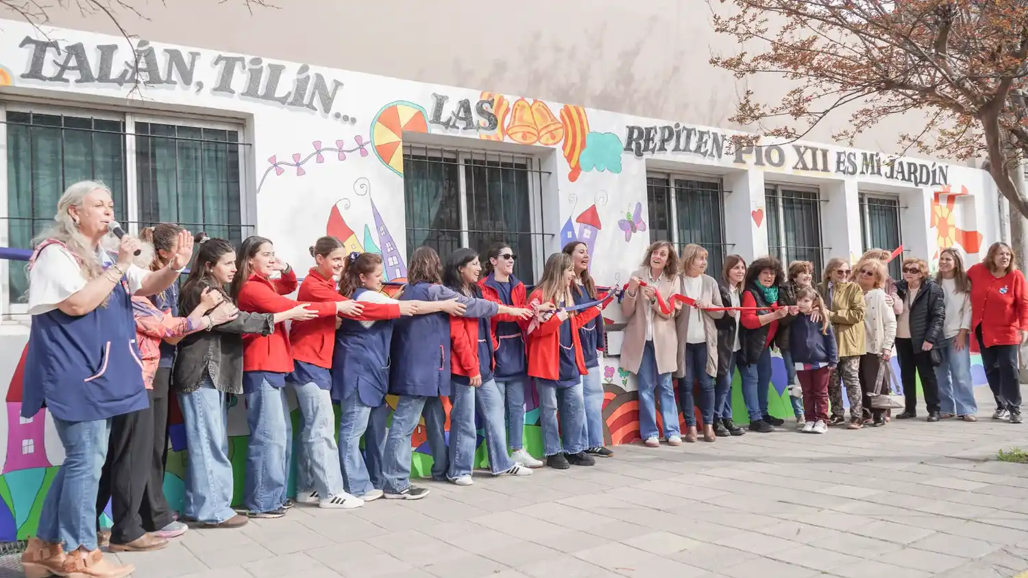 El Jardín Pío XII inauguró un mural participativo en su fachada