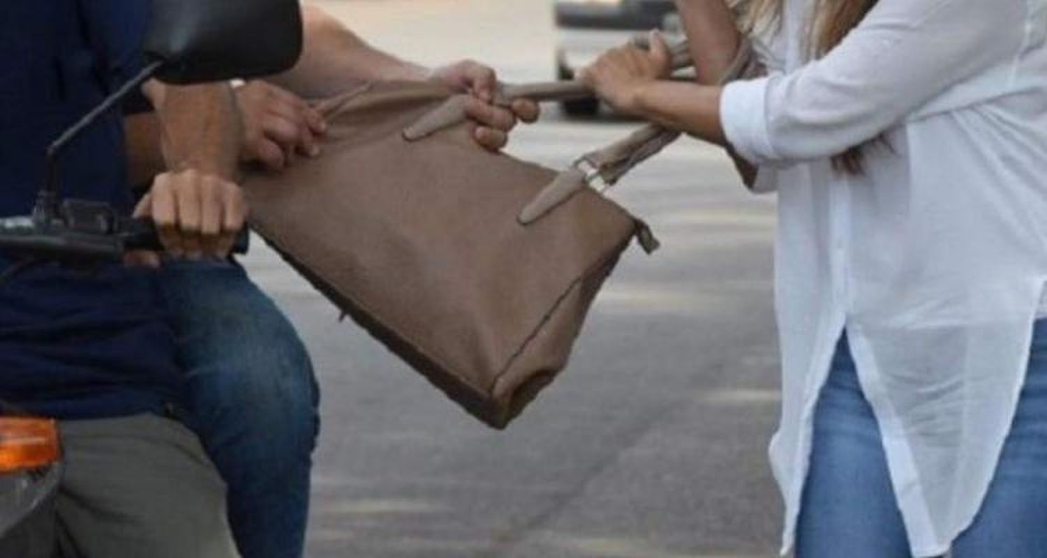 Motochorros le arrebataron la cartera a una mujer, la tiraron al piso y lesionaron