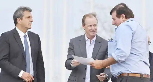 El detalle de los aportes y el financiamiento para impulsar   la producción que entregaron Bordet y Massa