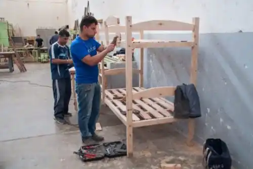 San Nicolás: internos fabrican muebles para familia que perdió todo en un incendio