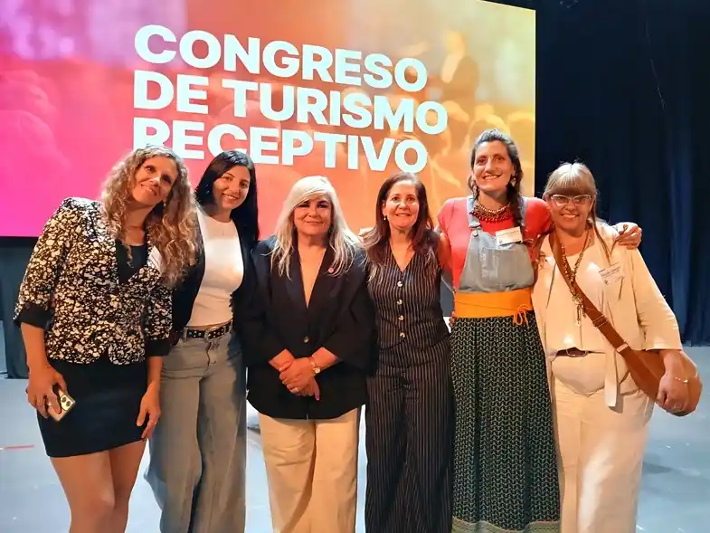 Parte del equipo de Turismo y Producción de Villa Cañás junto a las funcionarias provinciales.