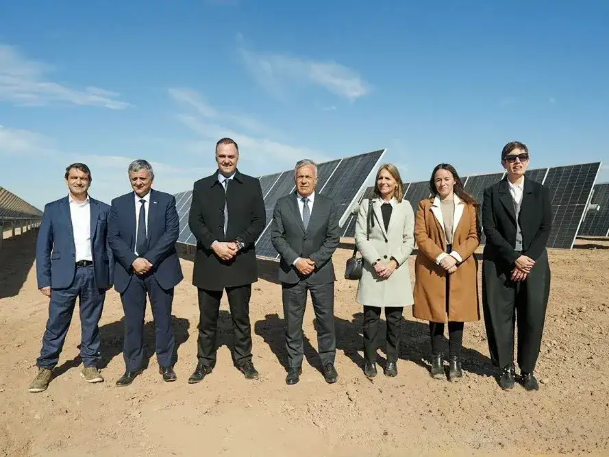 Manuel Adorni encabezó el acto realizado en el Parque Solar El Quemado.