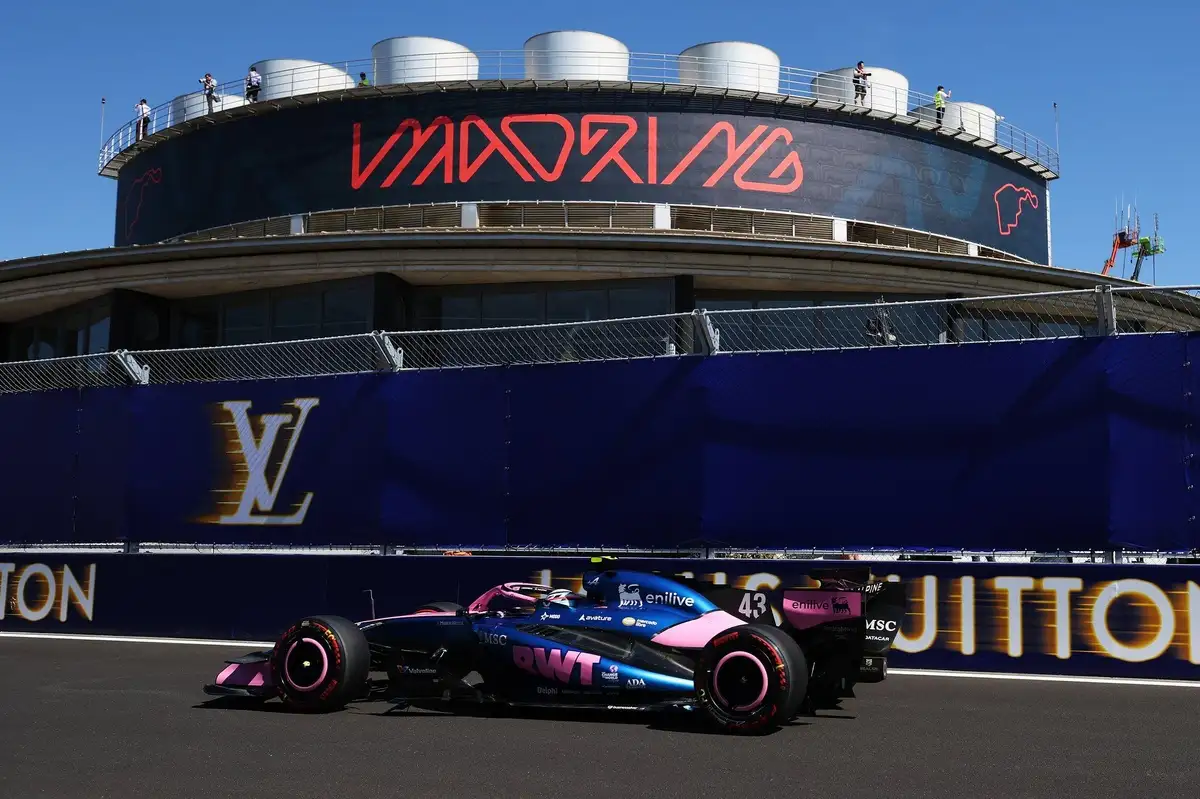 La sesión estuvo marcada por la eliminación temprana de figuras como Carlos Sainz, Fernando Alonso y Checo Pérez, quienes quedaron fuera en la Q1