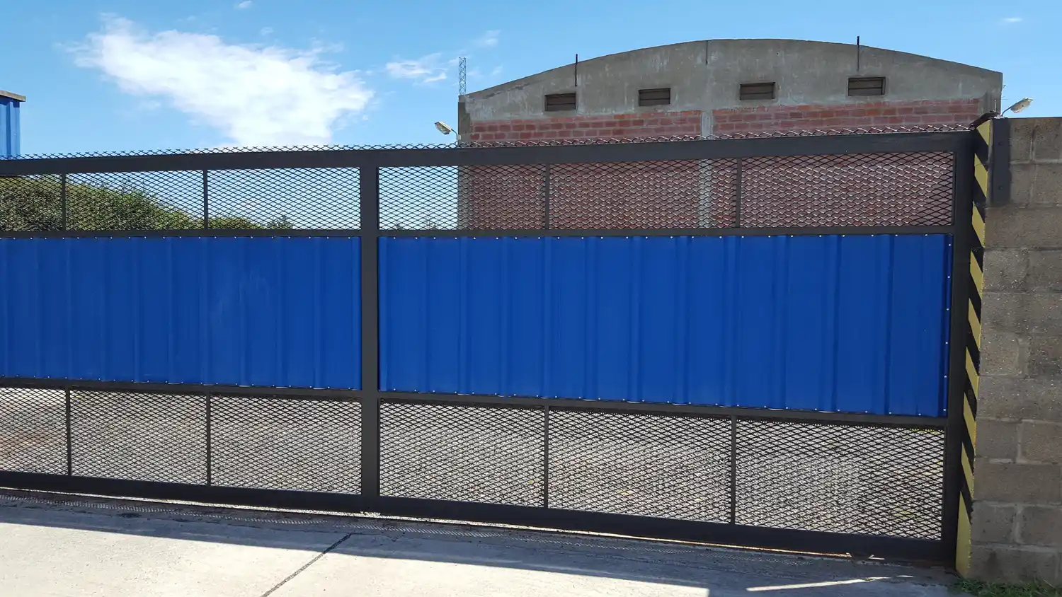 Indupler cierra la fábrica y paga al personal con máquinas