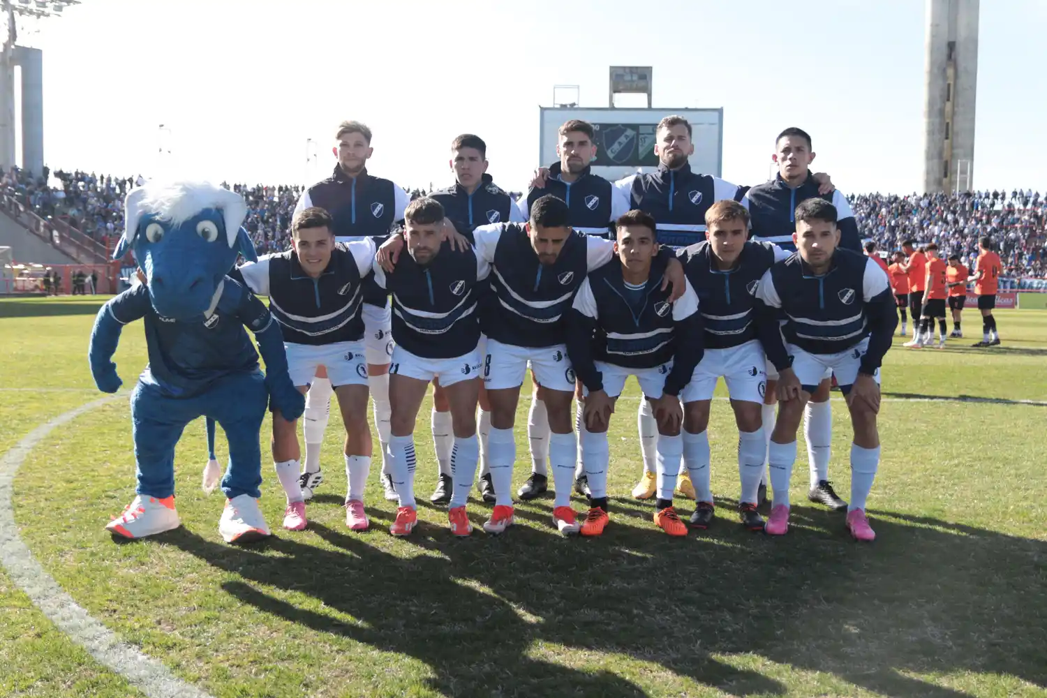 El plantel formando en la previa con “Torino”