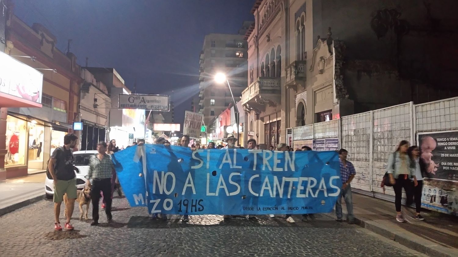 Una multitud marchó en reclamo del regreso del servicio de trenes
