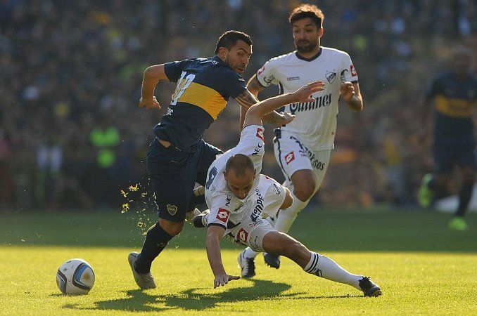 En la vuelta de Tevez Boca ganó y es puntero