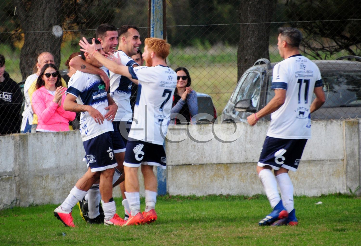 Los abrazos son para Braian Pérez, autor del gol de Gimnasia.