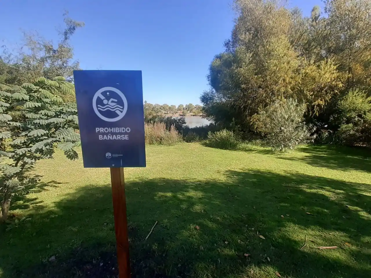 Instalaron 20 carteles en los márgenes del río para advertir sobre zonas no habilitadas para bañarse