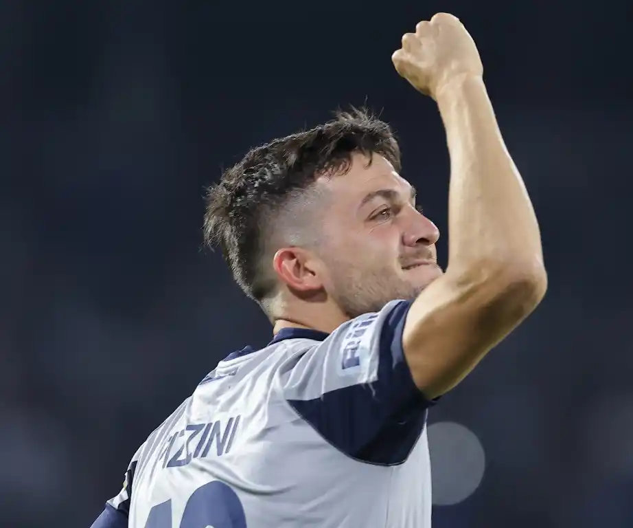 Pizzini celebra su gol en el Kempes.