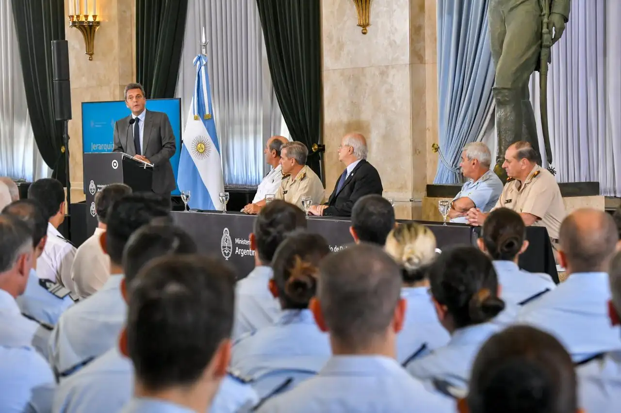 Anunciaron rejerarquización de Fuerzas Armadas con aumentos salariales adicionales