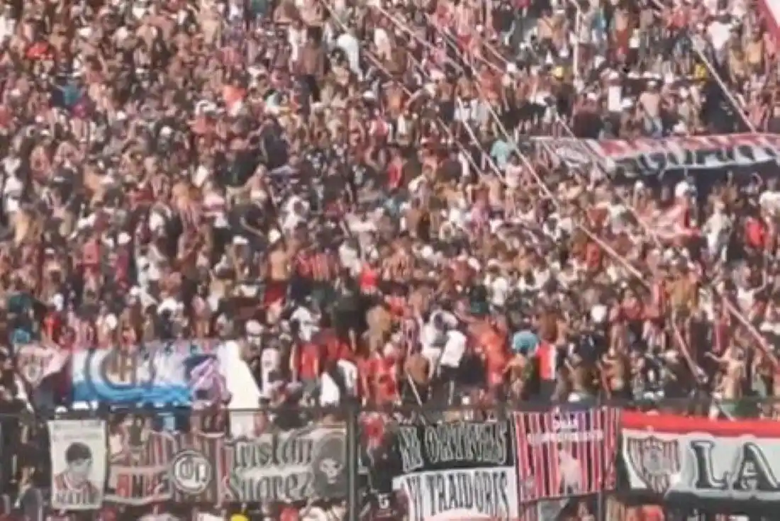 Falleció un hincha de Chacarita tras recibir una puñalada en la tribuna.