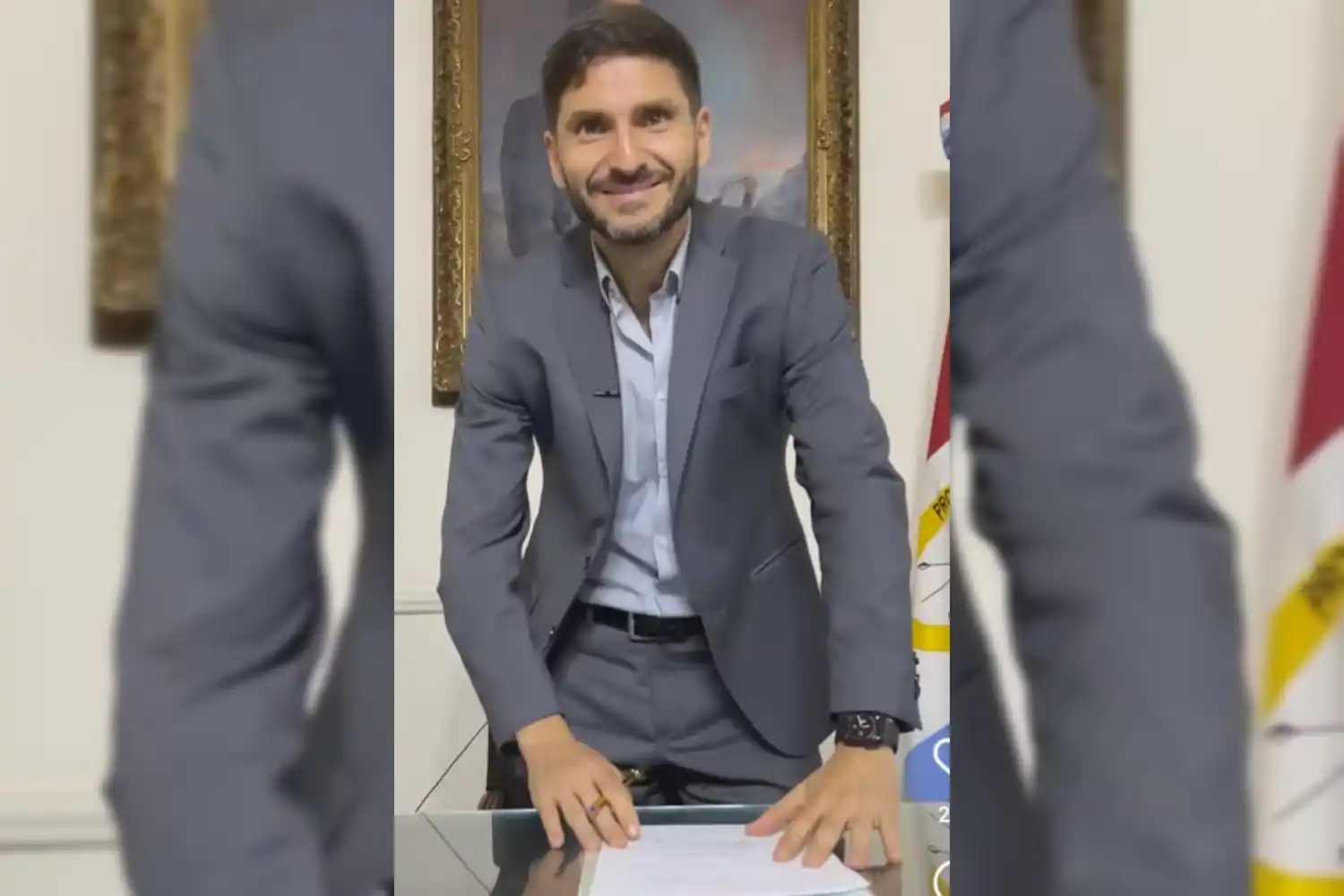 El gobernador Pullaro, durante la firma del decreto.