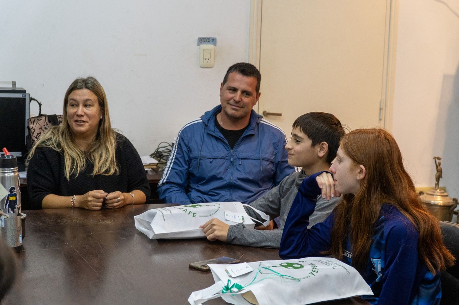 Mujica y Luna Corba junto a autoridades municipales.