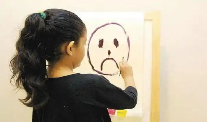 ¡POR NO SABERSE LA CLASE! Mujer golpea brutalmente a sus hijos de 5 y 7 años