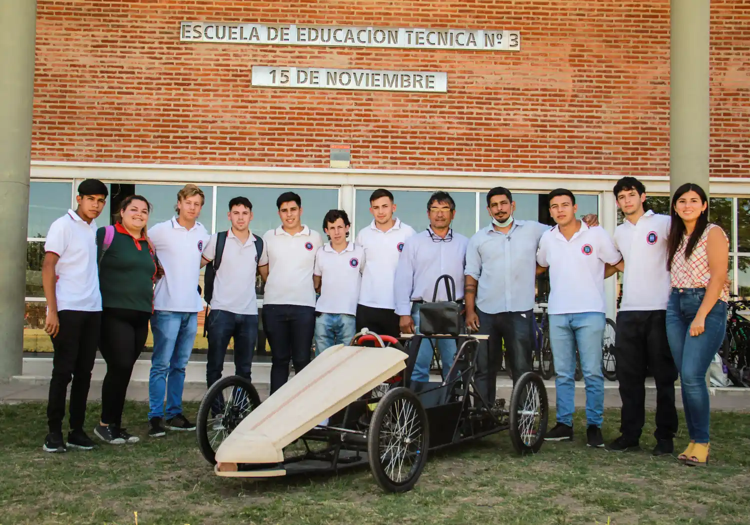  Estudiantes de Gualeguaychú ultiman detalles de su auto y sueñan con la Fórmula Eléctrica de Inglaterra