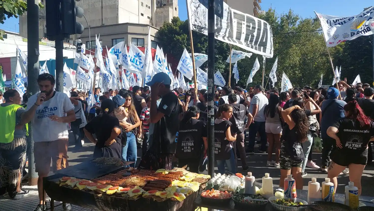 Concentración en La Plata esperando el discurso del Gobernador en la Legislatura.