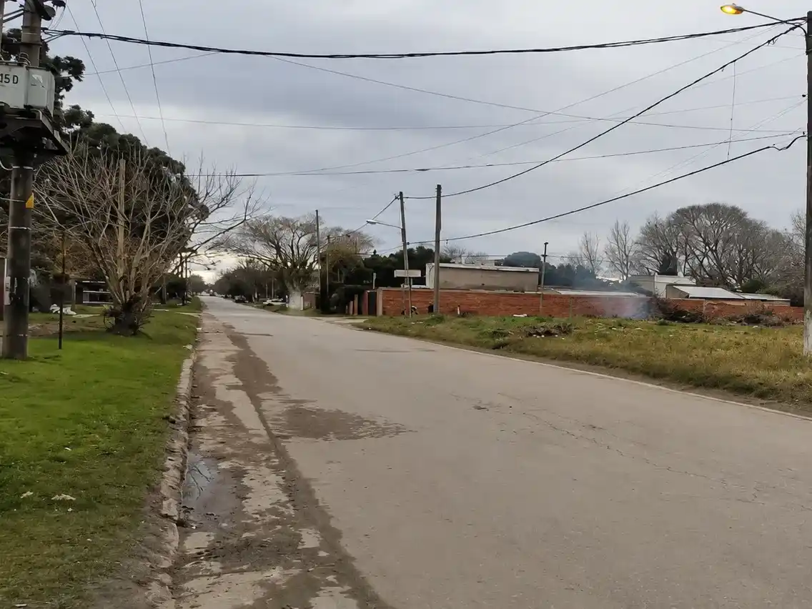 La zona de Alberti y 212 es una de las calles asfaltadas utilizadas para realizar picadas y maniobras imprudentes con motos a bordo de adolescentes.