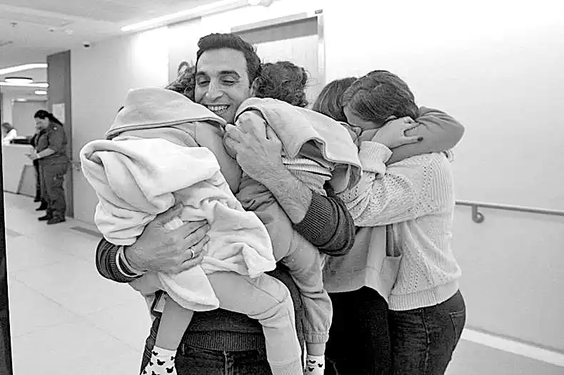 Hubo un nuevo canje de rehenes israelíes y presos palestinos en el tercer día de tregua