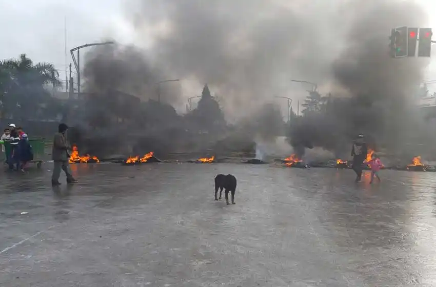 Caos en Ovidio Lagos al 7400: vecinos cortaron el tránsito reclamando obras en el barrio