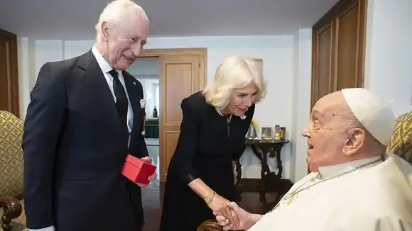 El rey Carlos de Inglaterra y su esposa Camilla, se reunieron con el papa Francisco