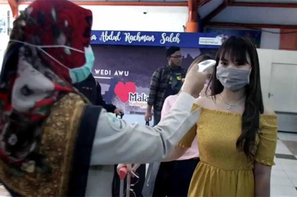 Una nueva ola de COVID-19 se extiende rápidamente por Asia