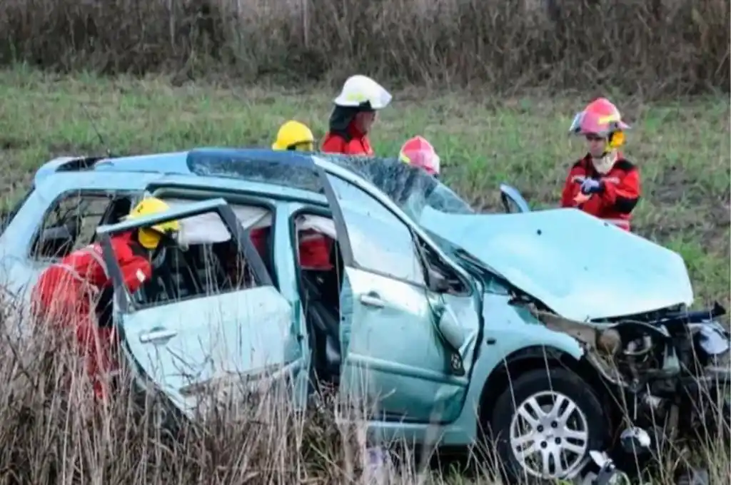 Despiste y vuelco en la ruta 32: una pareja tuvo que ser hospitalizada