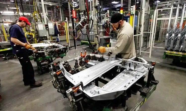 Cayó la actividad en enero: La industria retrocedió 5,5% y la construcción 3,9%