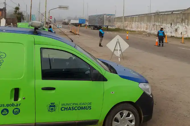 Operativos de seguridad en la rotonda bajo el puente de Autovía 2