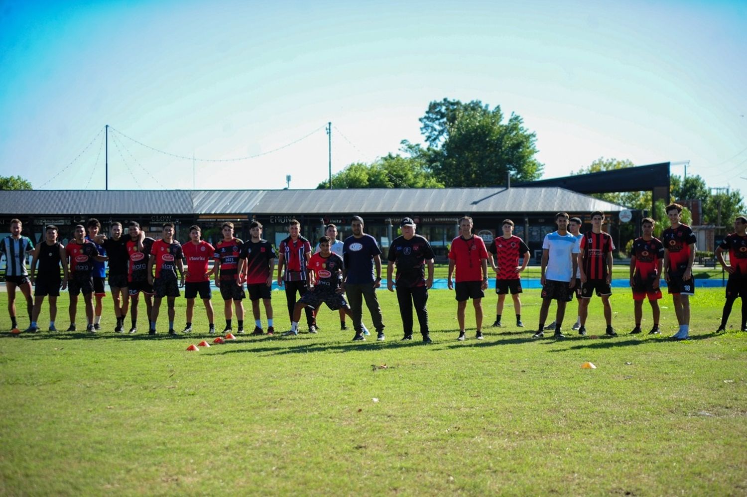 El plantel rojinegro entrenó gran parte de la semana en la Costanera Sur, ya que su cancha presentaba agua (Crédito: MR Fotografía).