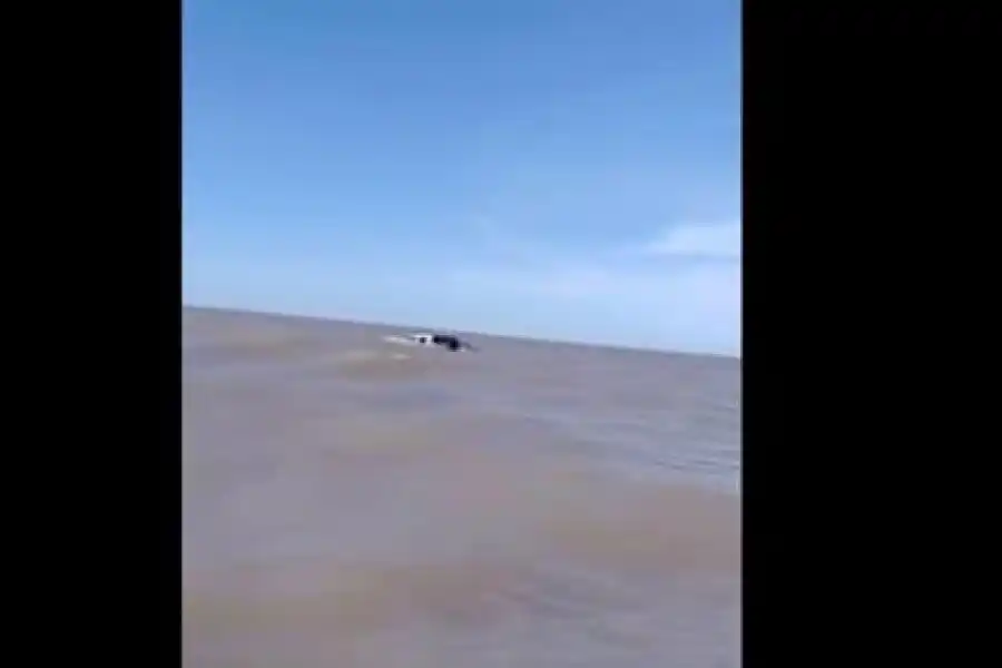 Video: Fue a pescar a Los Pocitos de Viedma y la marea se llevó su camioneta