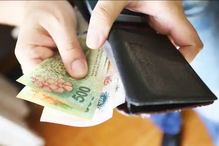Los salarios crecieron 5,1 %  en octubre, pero volvieron a  perder contra la inflación