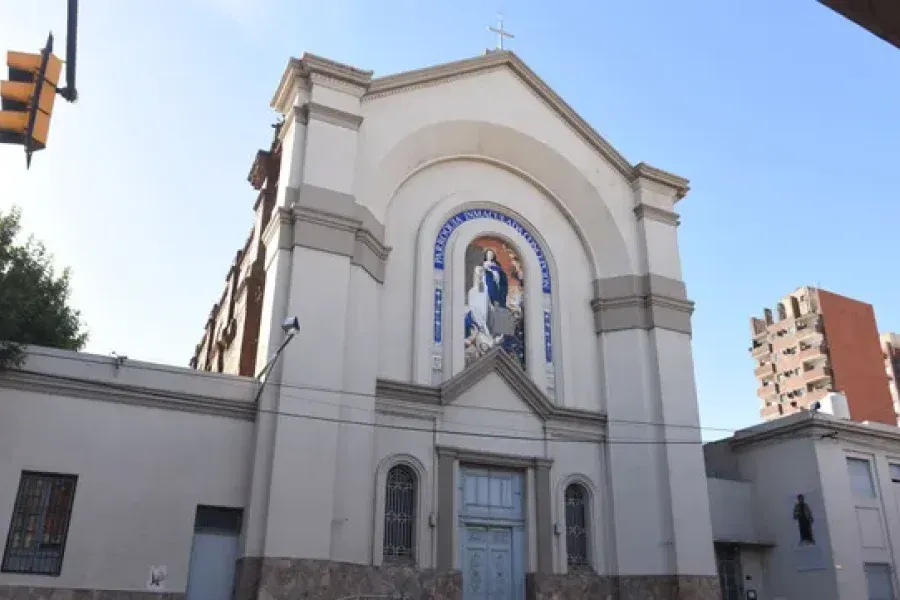Abandonó a su hijo recién nacido en una iglesia: la historia de una joven llorando, una misa emotiva y una policía solidaria