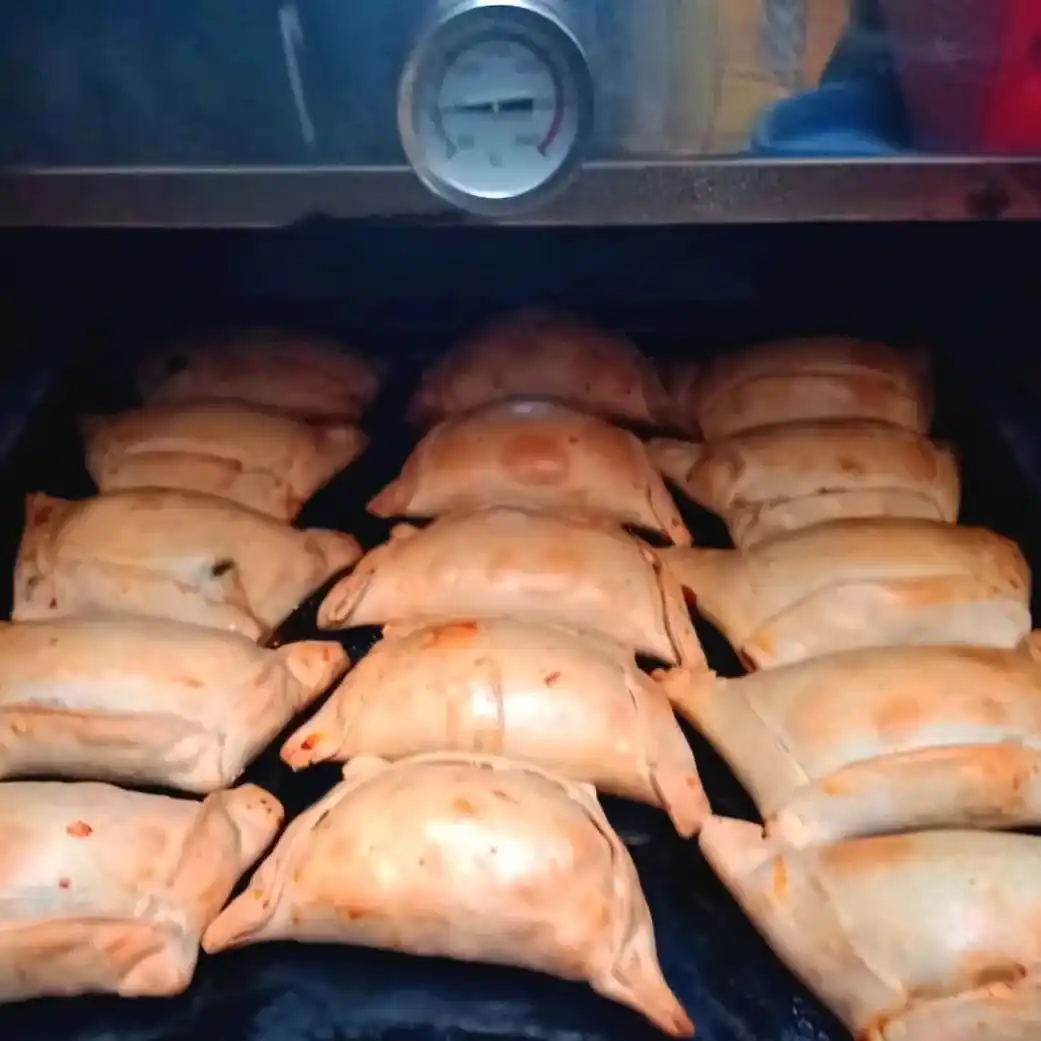 Se venden empandas dulces y saladas a 10 mi pesos la docena.