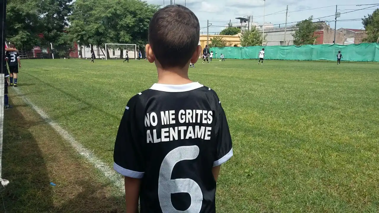 Clubes bonaerenses deben exhibir carteles con consignas sobre no generar presión en las infancias