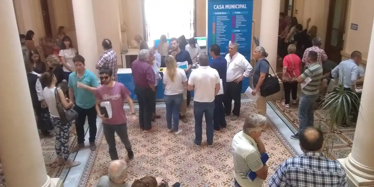 Largas colas de comerciantes para la "readecuación" de sus negocios