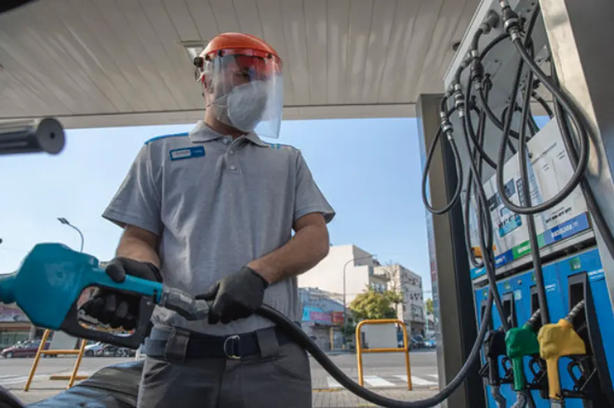 Postergan hasta fin de año el aumento al impuesto a los combustibles