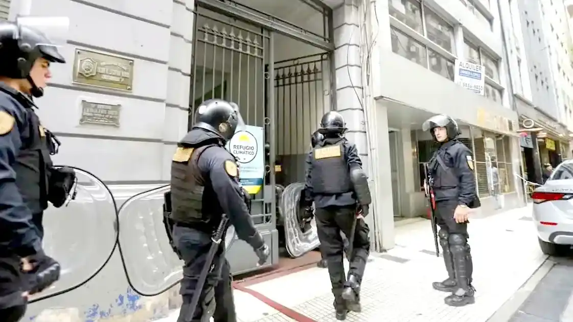 Tensión en una comisaría porteña: los presos tienen a un policía de rehén