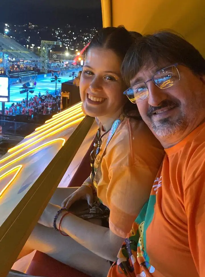 Luis junto a su sobrina Amparo en el Sambódromo Marqués de Sapucai.-