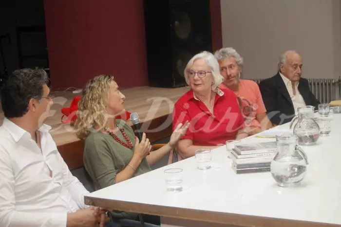 La escritora Gloria Casañas da una charla sobre el género novelas